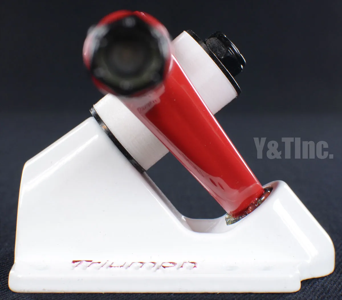 画像:トライアンフ 180 レッドホワイト_4