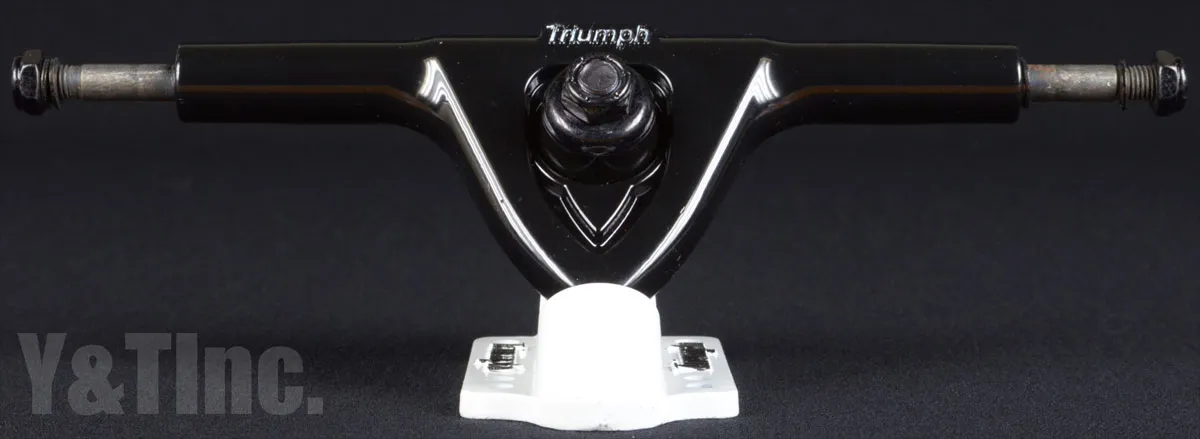 トライアンフ 180 ブラックホワイトの画像1 画像:トライアンフ 180 ブラックホワイト_1